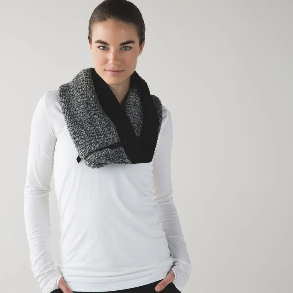 Lululemon Falling Freely 100% merino wool heathered black/white neck warmer